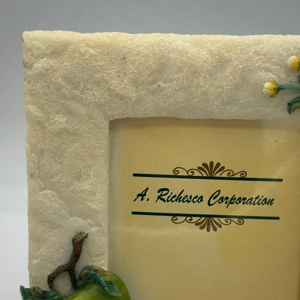 A Richesco Corp Vintage Apple Floral 3D Resin Picture Frame 3.5x5 Handpainted